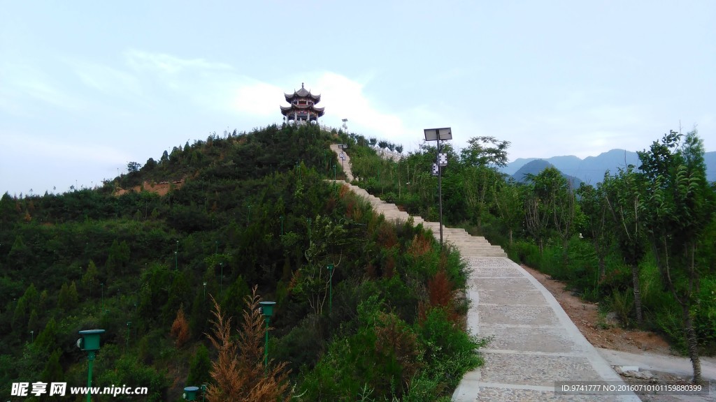 山與亭子