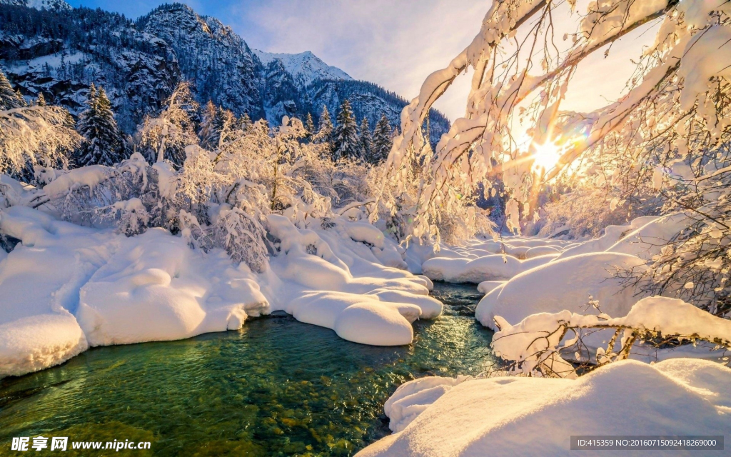 朝陽里的雪景