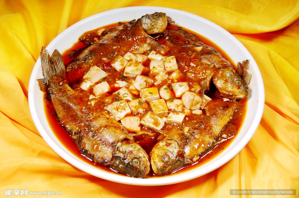 豆腐燒鯽魚