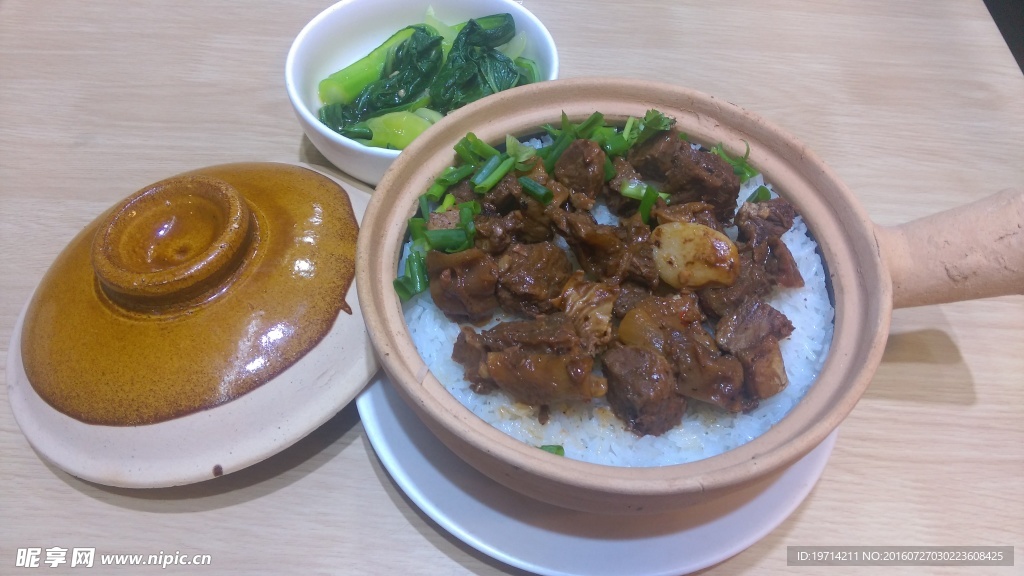 五香牛腩煲仔飯