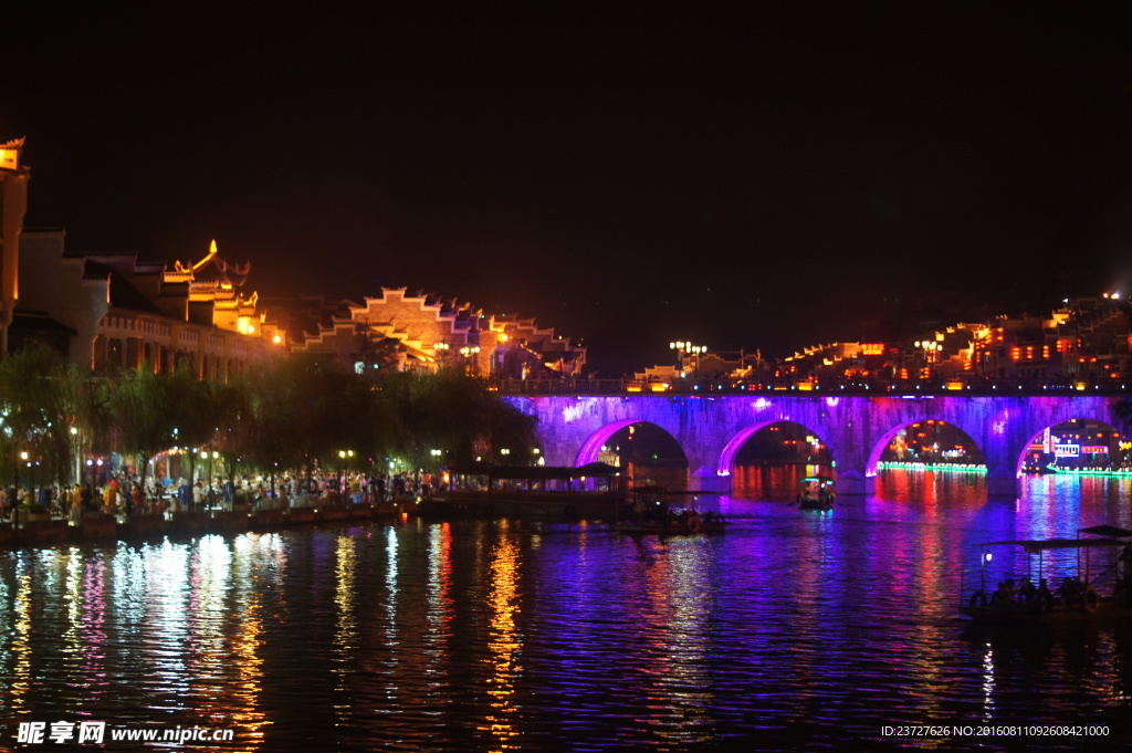 紫蓝色灯光的镇远河大桥