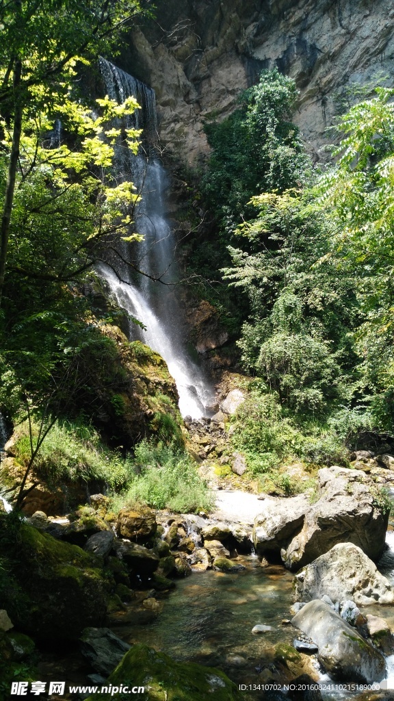 山谷小瀑布