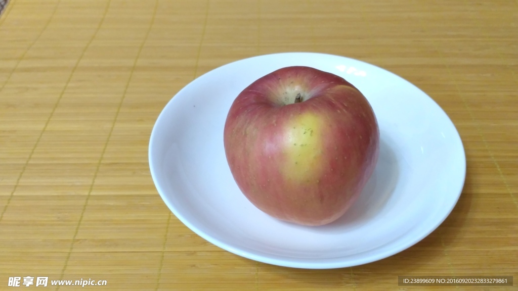 碟子上的紅蘋果