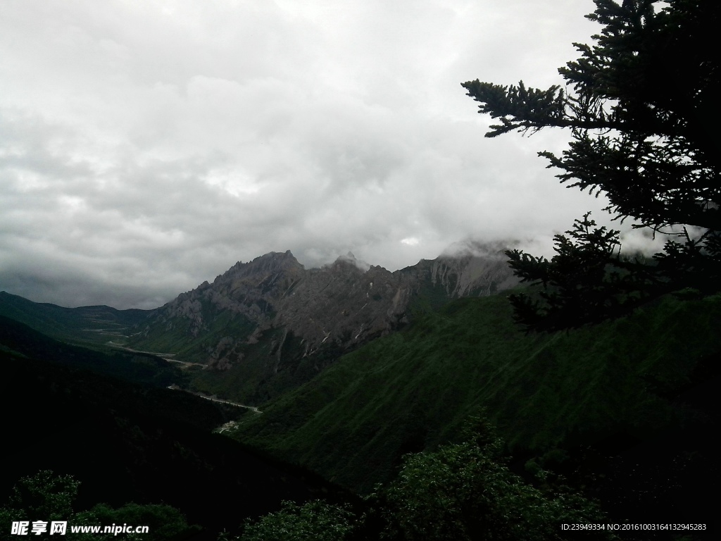 暴雨前的黃龍溝