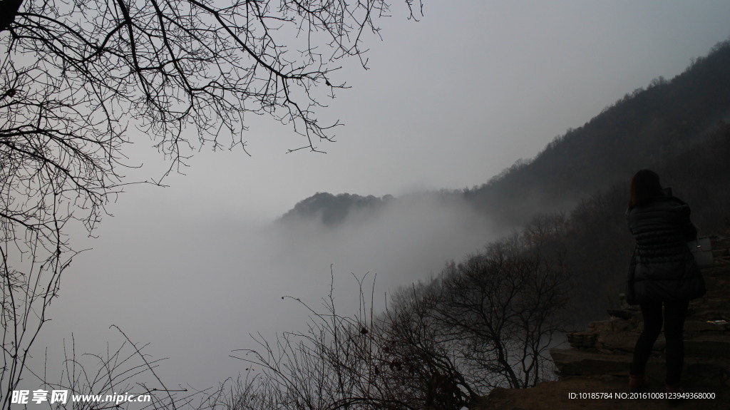 霧中云彩山