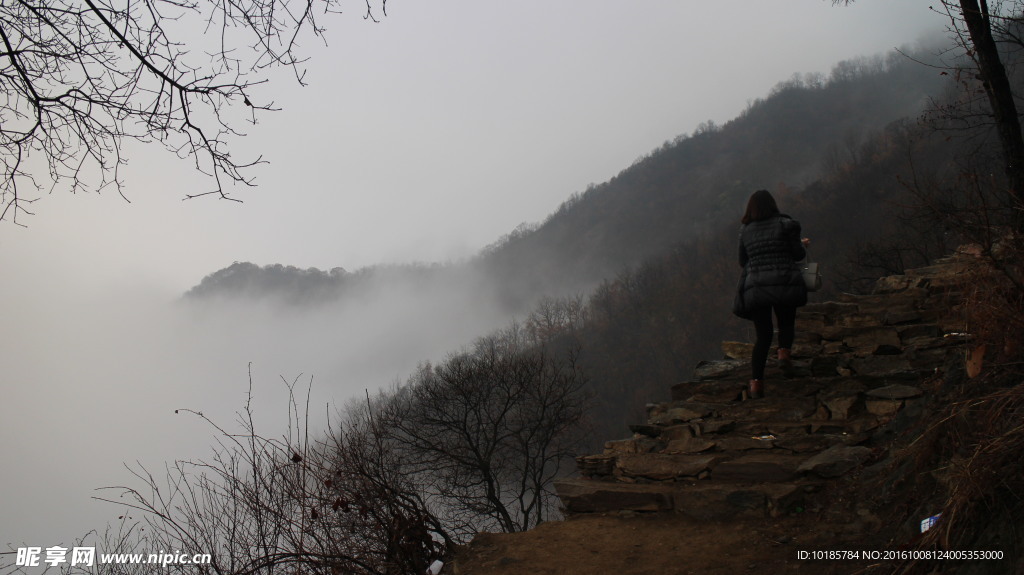 霧中云彩山