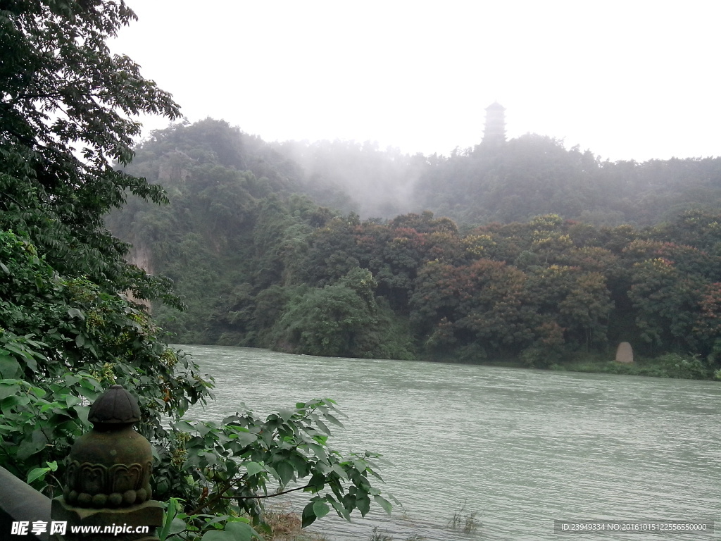 雨中的都江堰