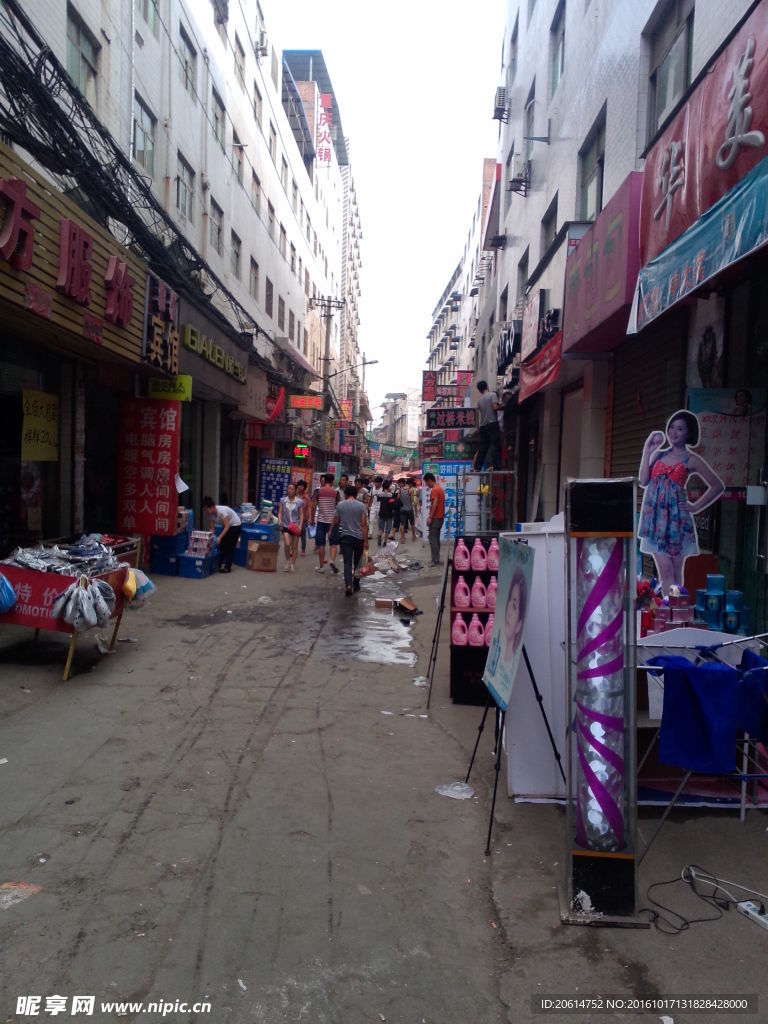 擁擠的城中村道路