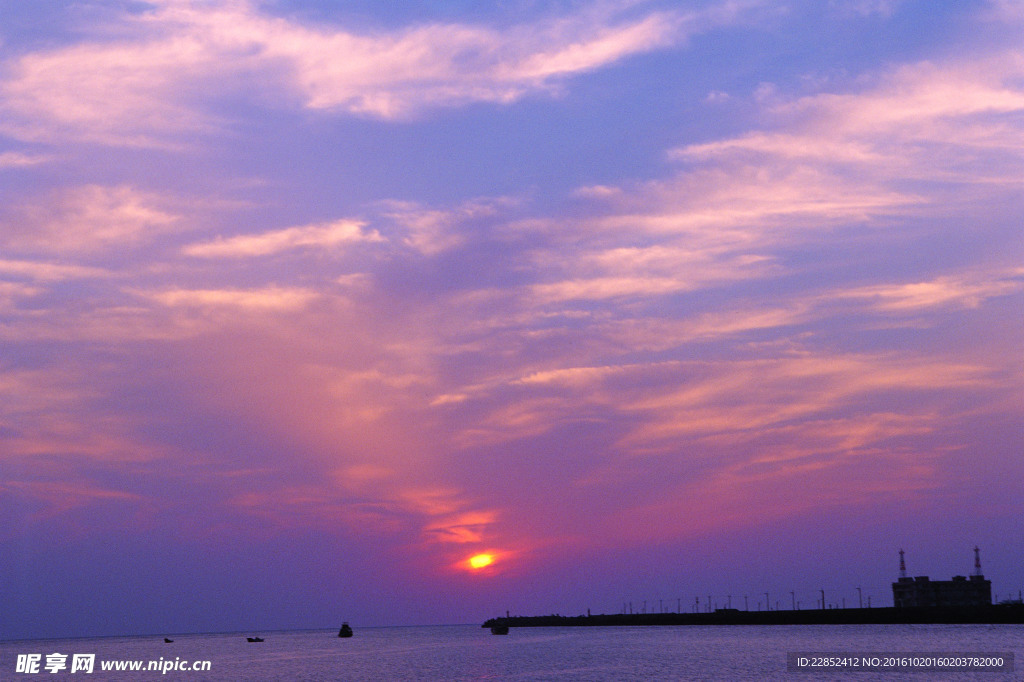 夕陽(yáng)紫色天空?qǐng)D