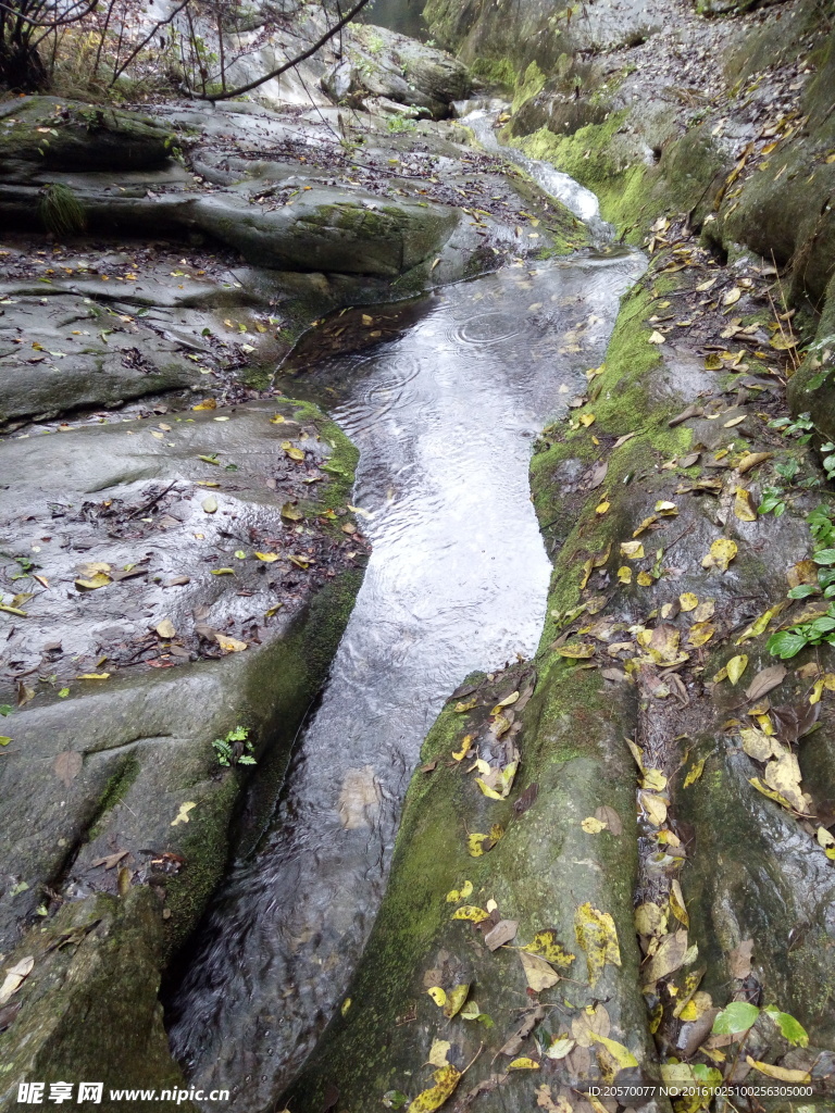 山间流水