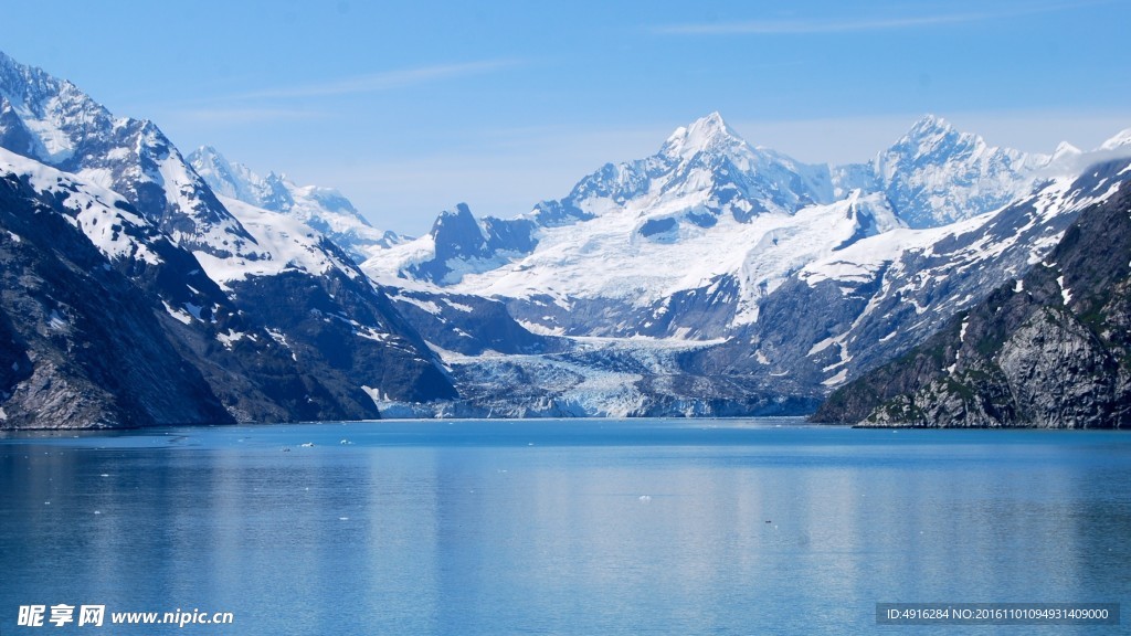 雪山湖泊風景背景
