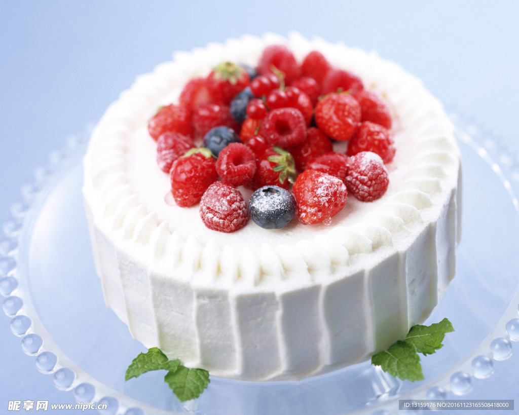 蓝莓树莓覆盆子蛋糕摄影图