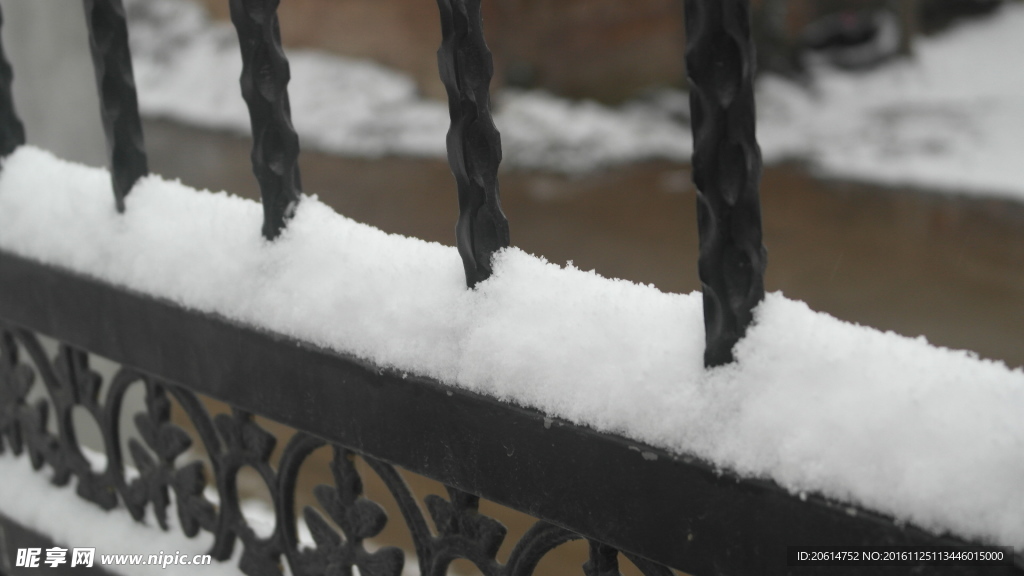 柵欄上的積雪