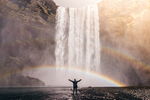 瀑布彩虹下的旅行者图片