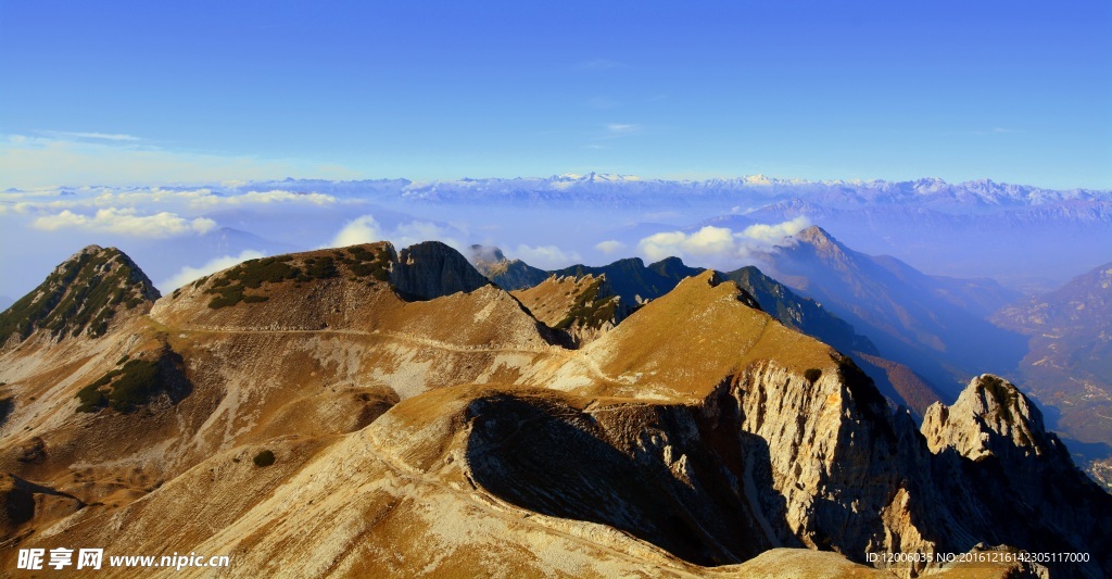 重疊的山巒