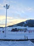 夕阳下的滑雪场