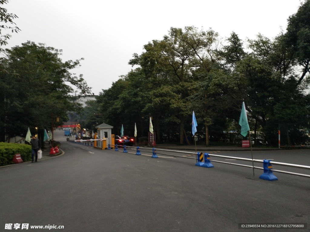 酒店門前的公路