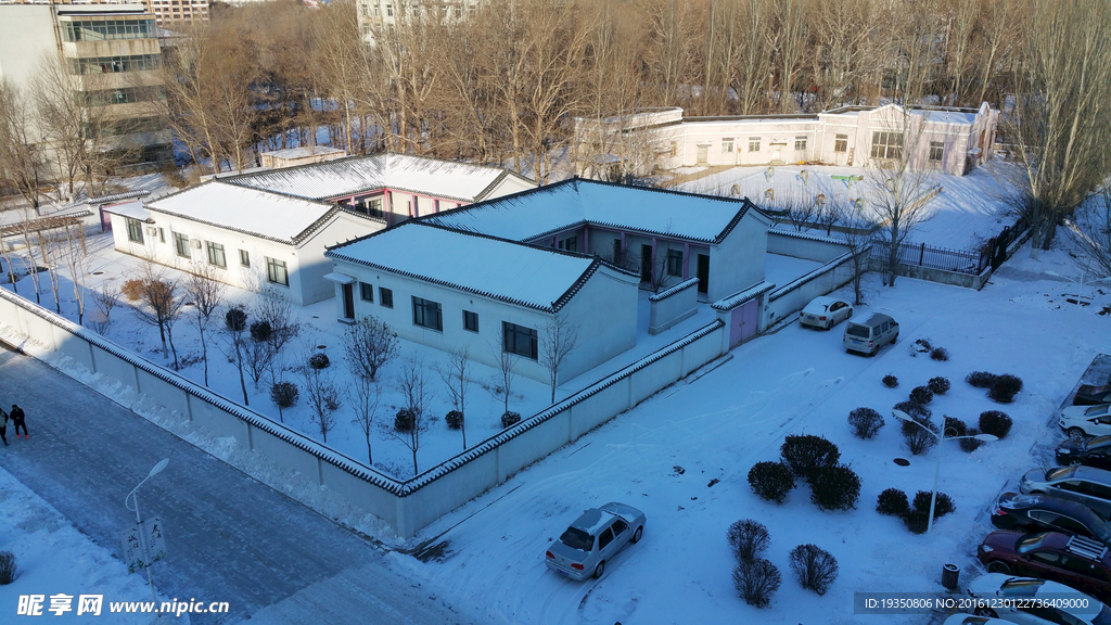 雪后的宅院