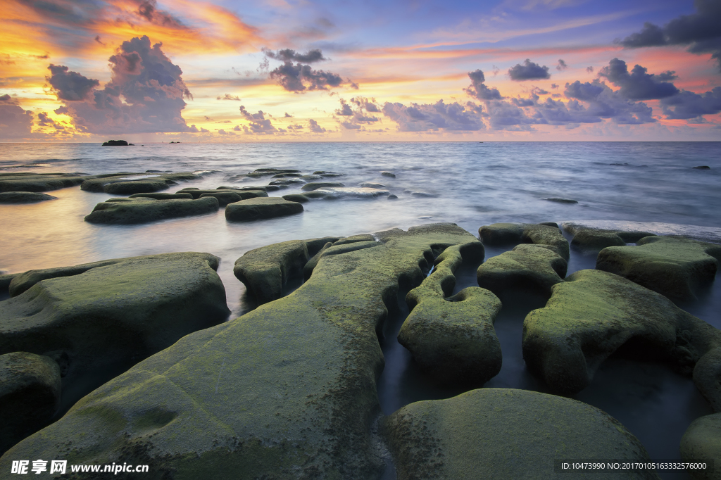 海灘石頭夕陽(yáng)美景