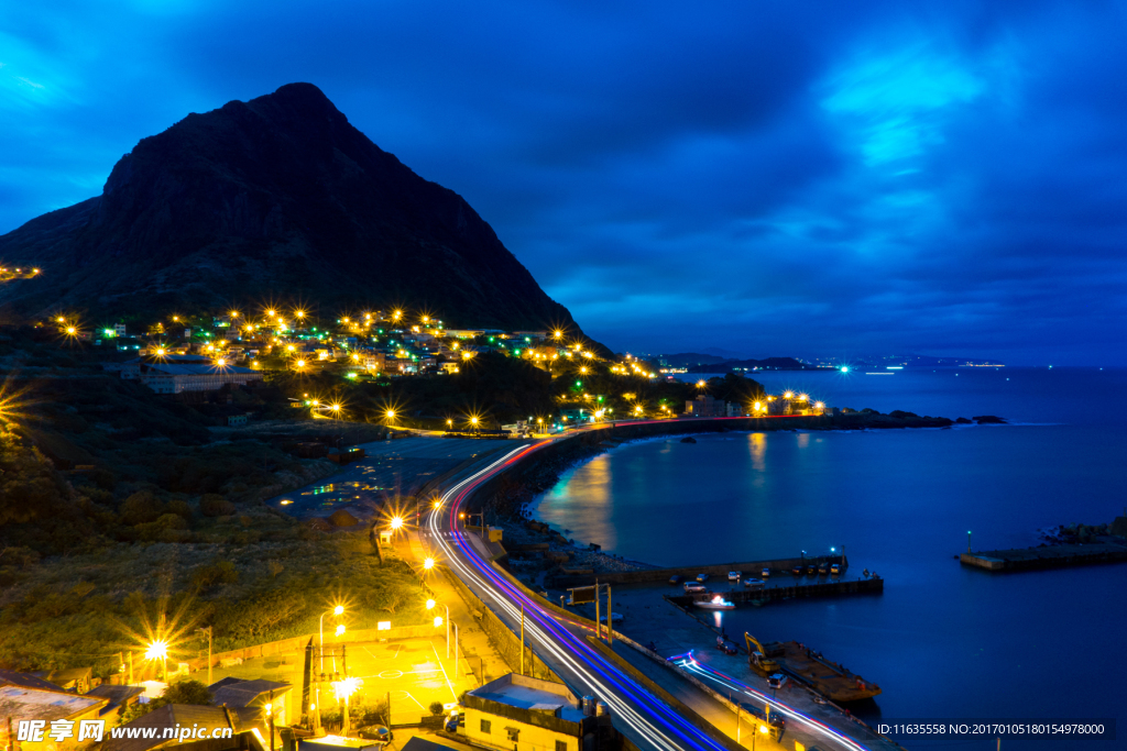 大山與海邊繁華夜景