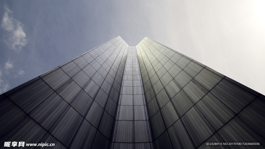 仰視玻璃建筑大廈