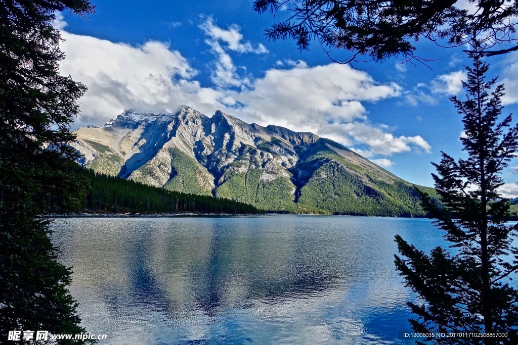 藍天白云高山景觀