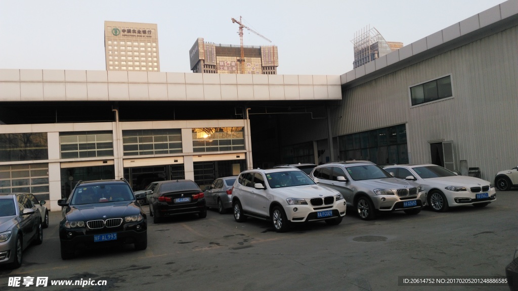 停放在院子中的汽車