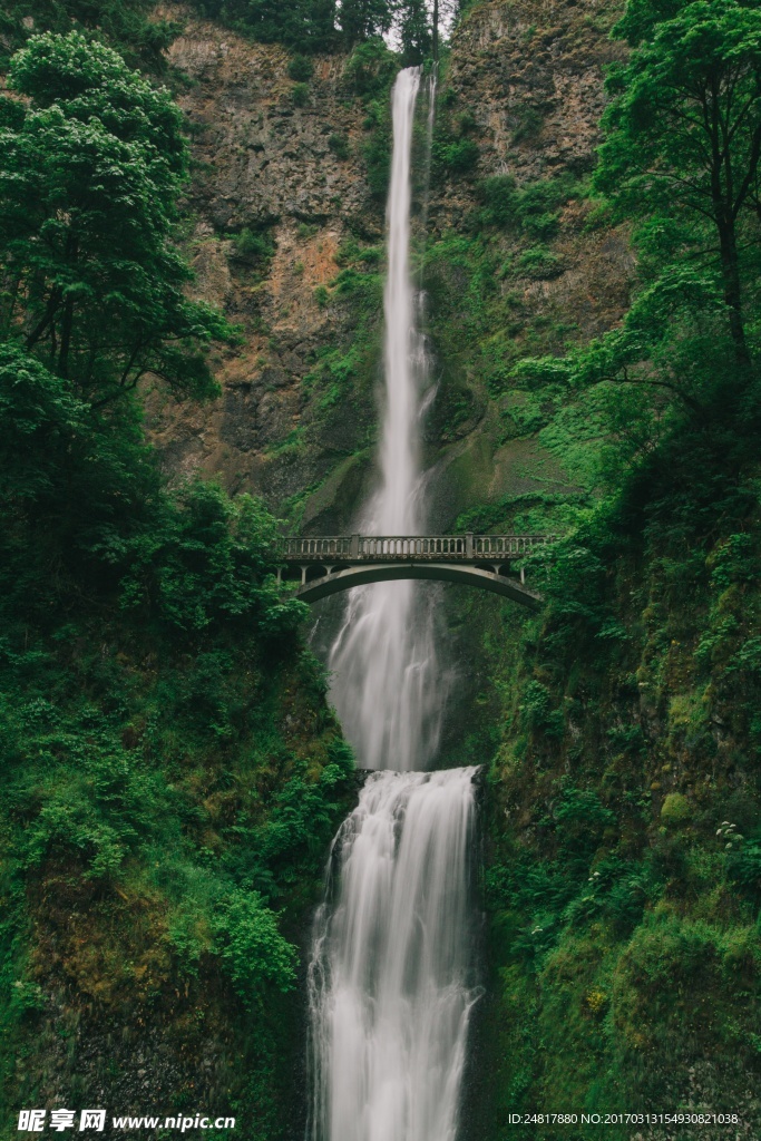 瀑布小橋山間風景