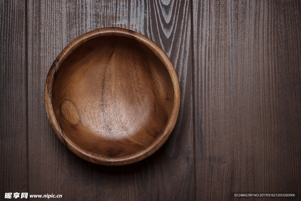 放在桌子上的木碗