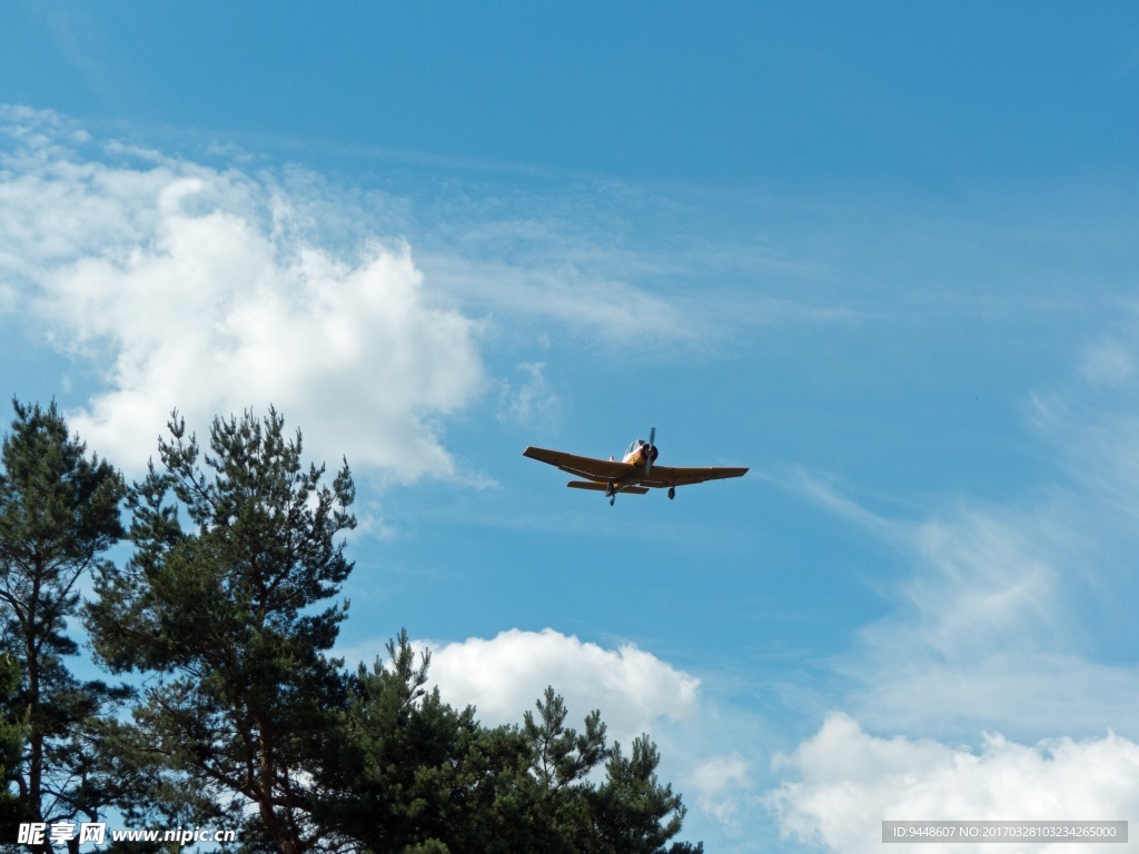 藍(lán)色天空飛機(jī)飛行圖片