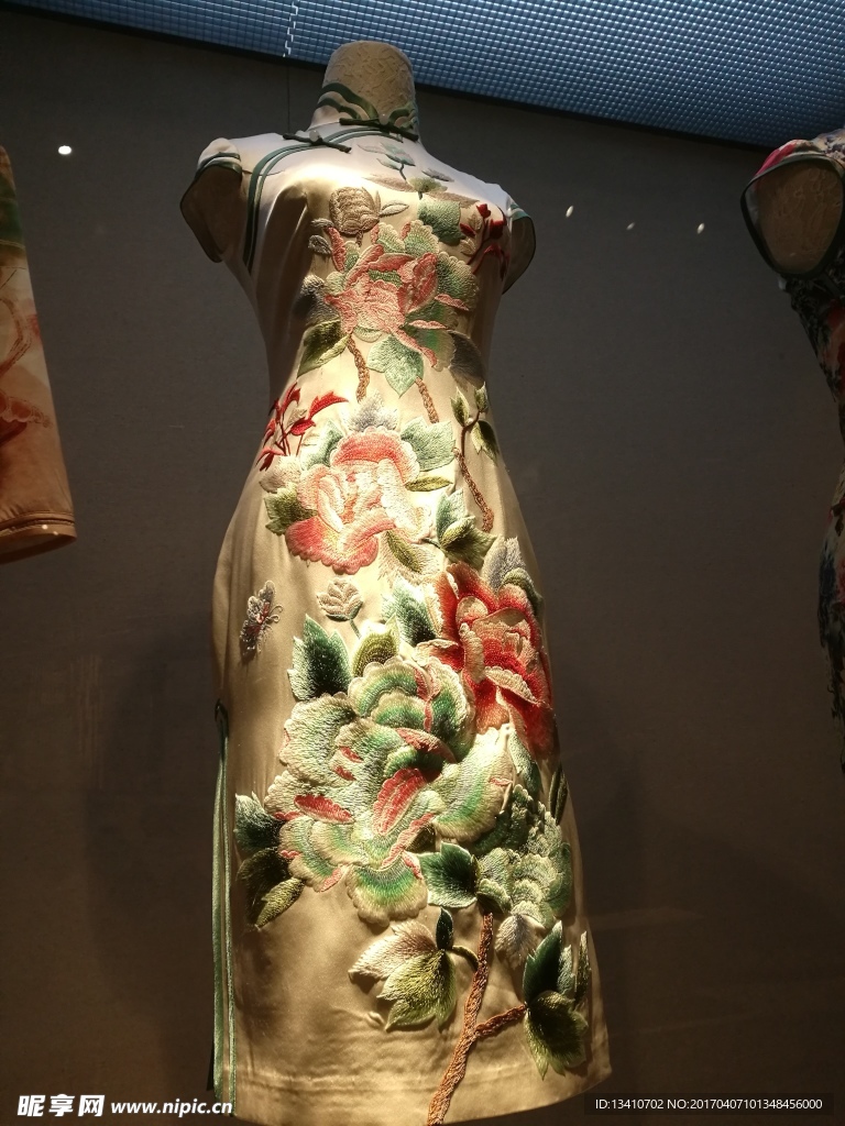 精美刺繡旗袍