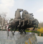 四匹马雕塑