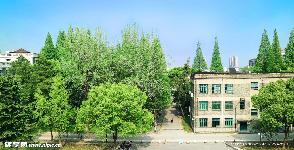 蘇大春天物科樓前風(fēng)景