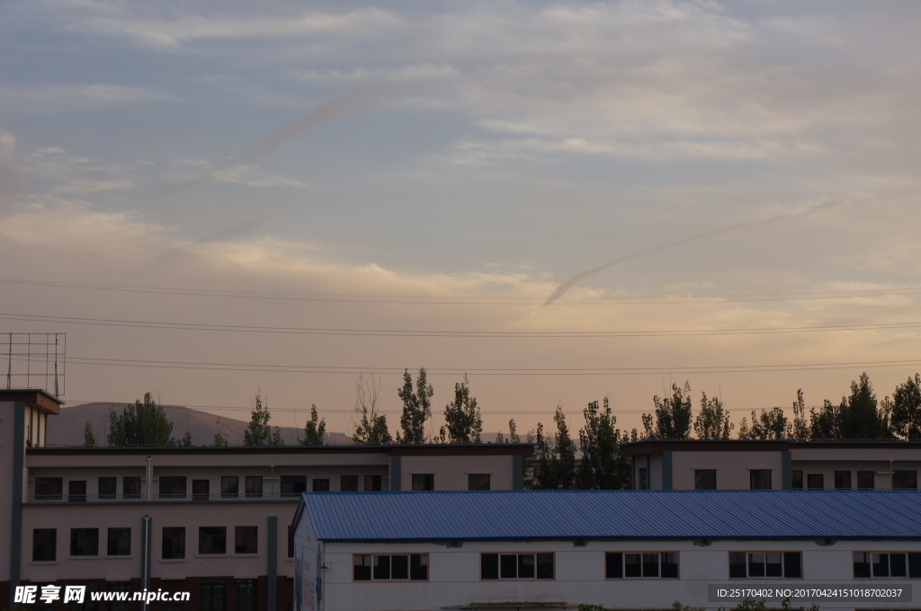 夕陽下的倉庫