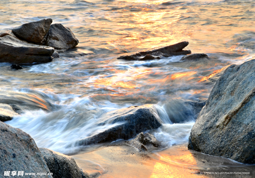 小溪流水日落