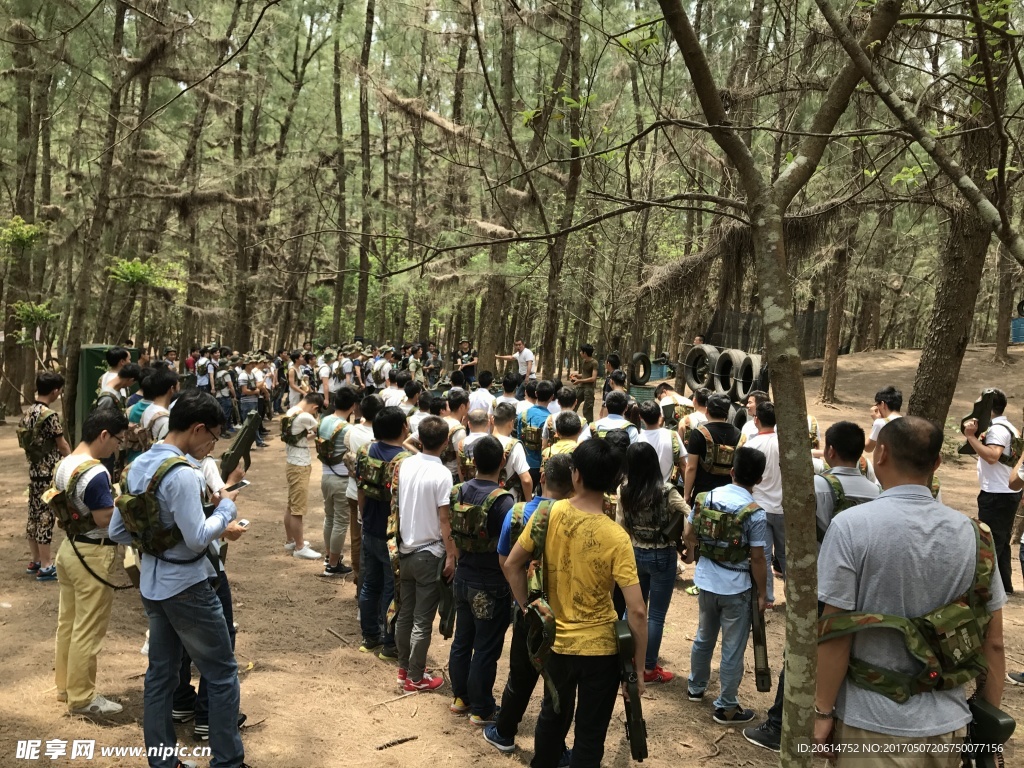 叢林里玩CS游戲的人們