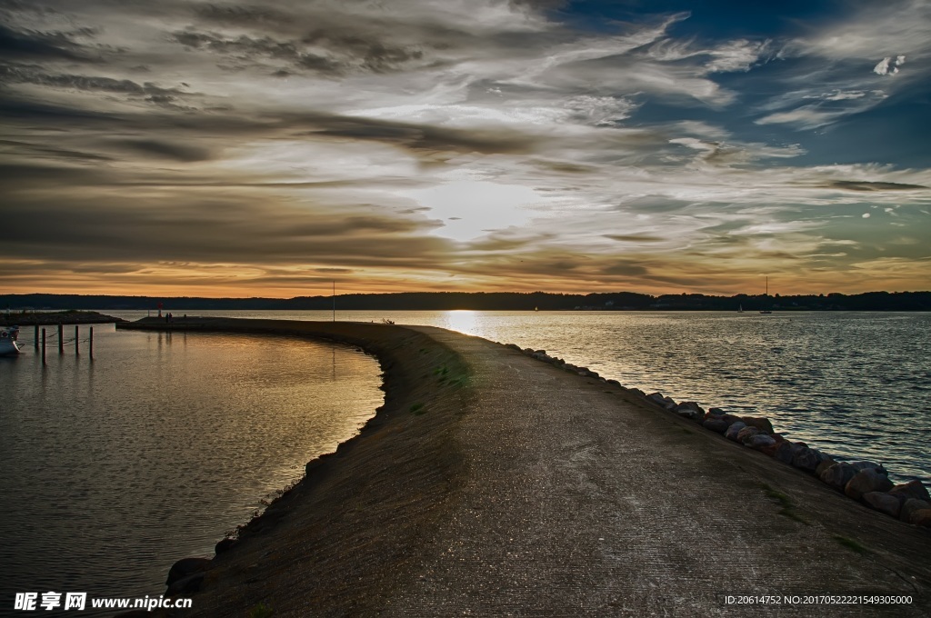 夕陽下的河流美景