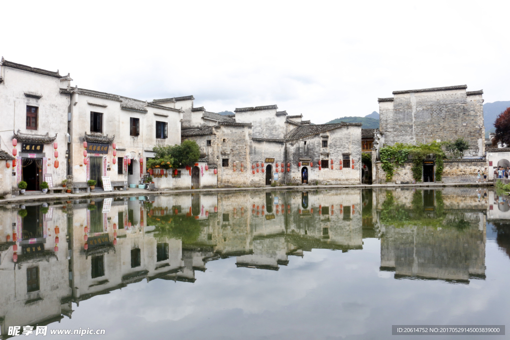 河邊的村落建筑