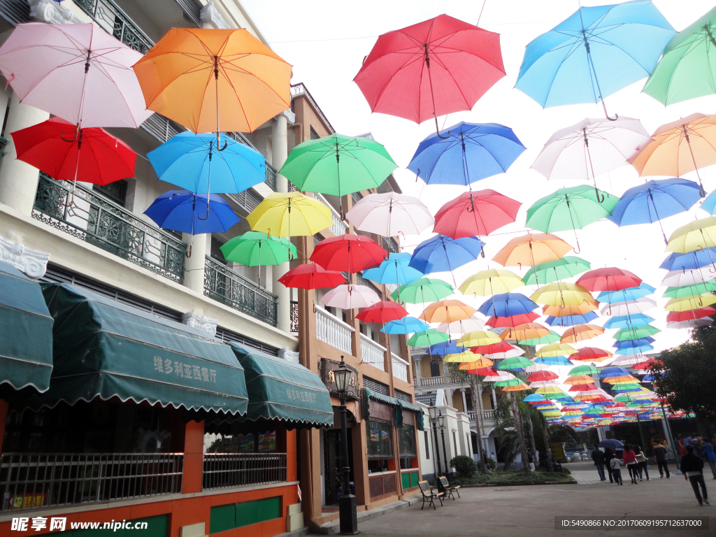 景区商业街悬挂彩色伞布置