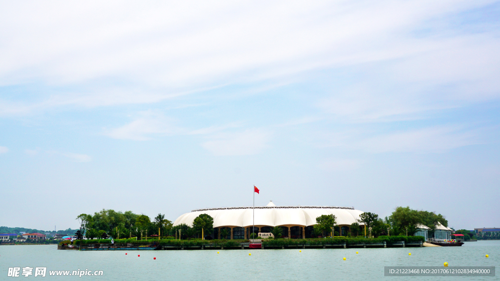 遠(yuǎn)眺湖面