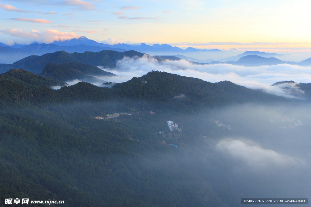 遠山日落風景
