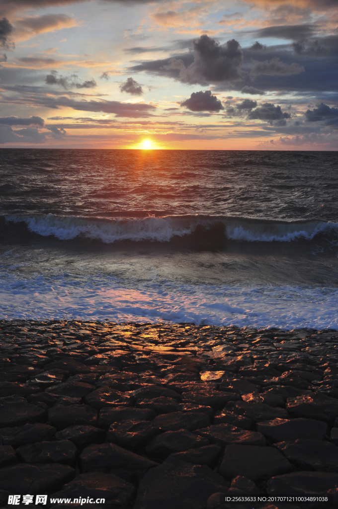 夕陽照耀下的大海