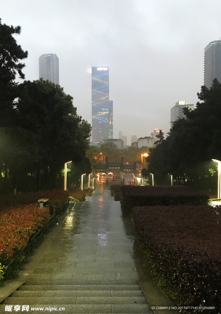 雨中 城市夜景