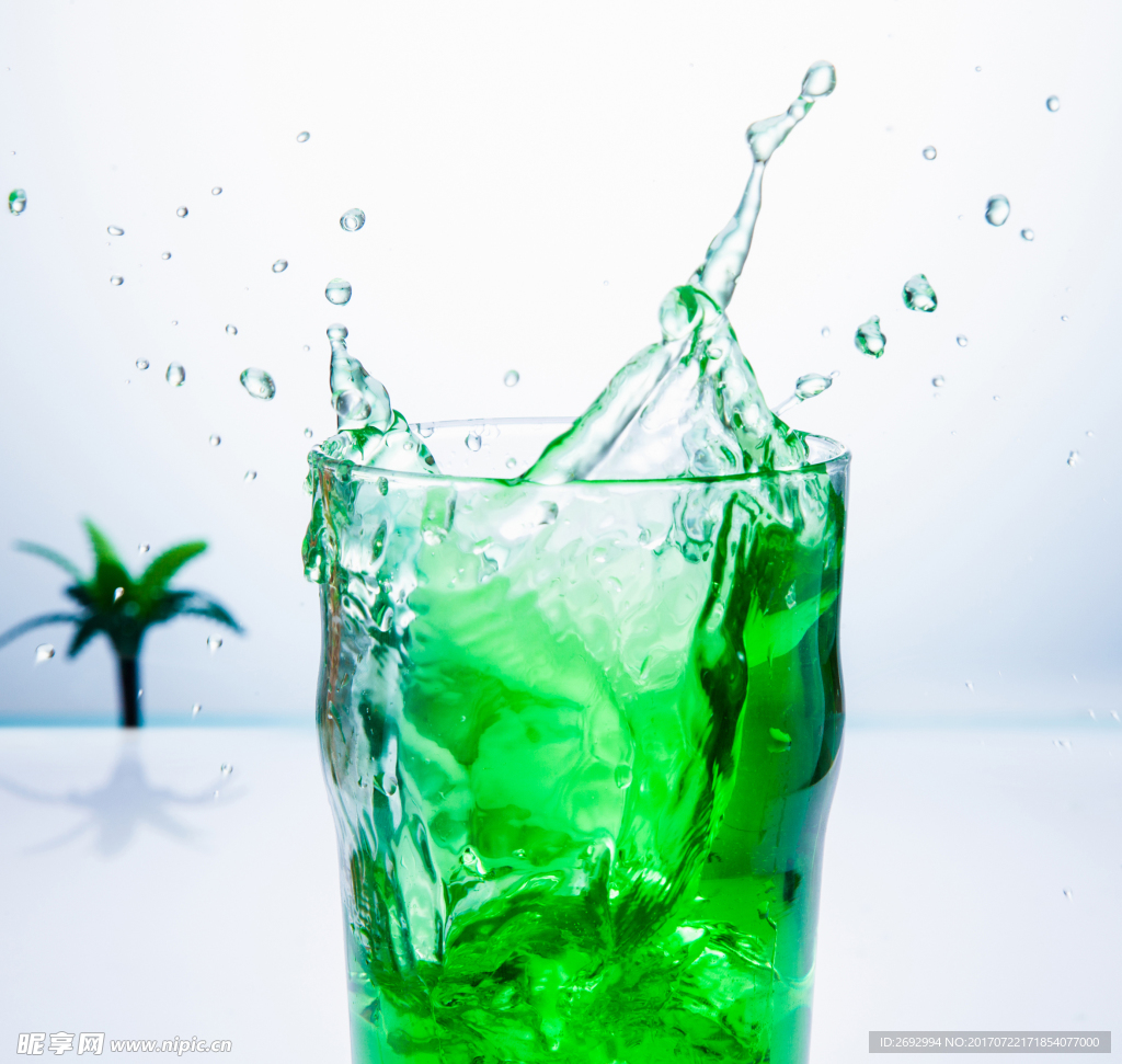 喷溅的绿色冰镇饮料