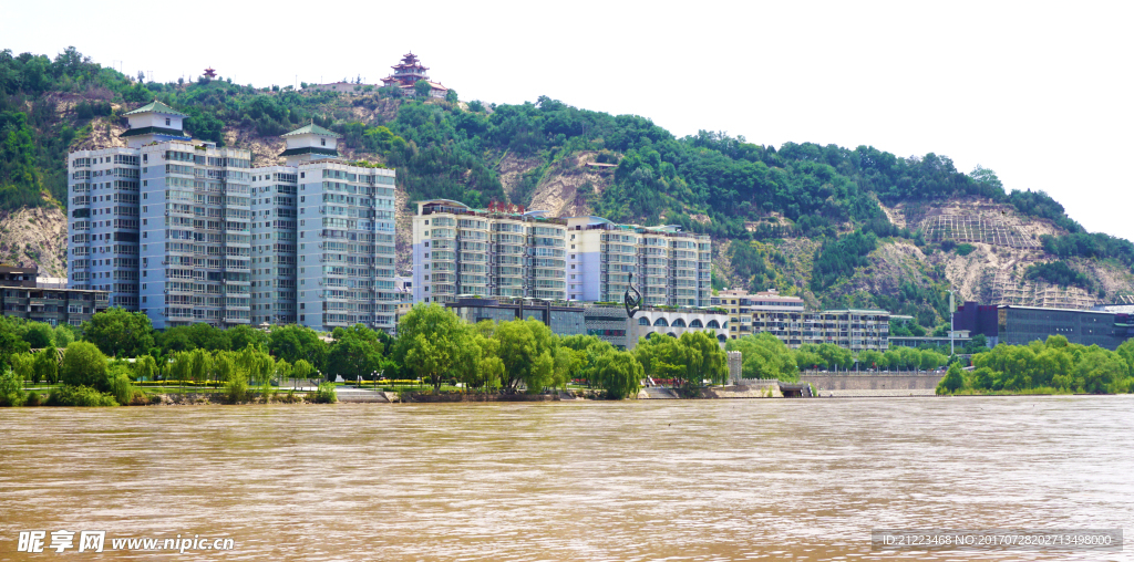 沿河風光