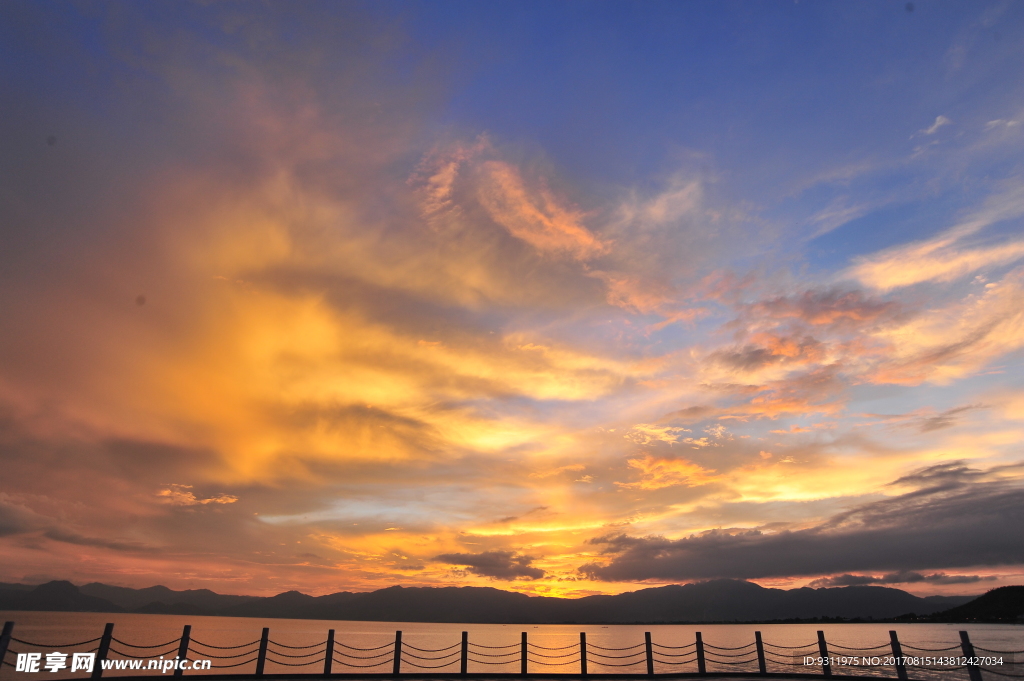 藍(lán)天夕陽云朵