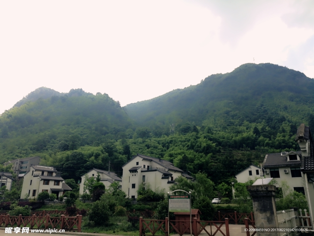 青山腳下灰白住宅