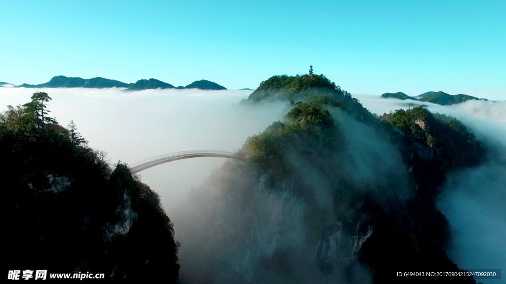 遠山云霧空中橋