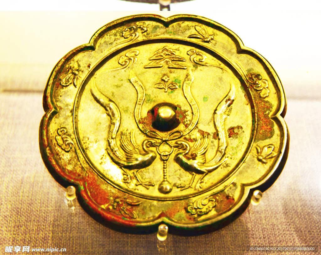 凤凰图案装饰的铜镜