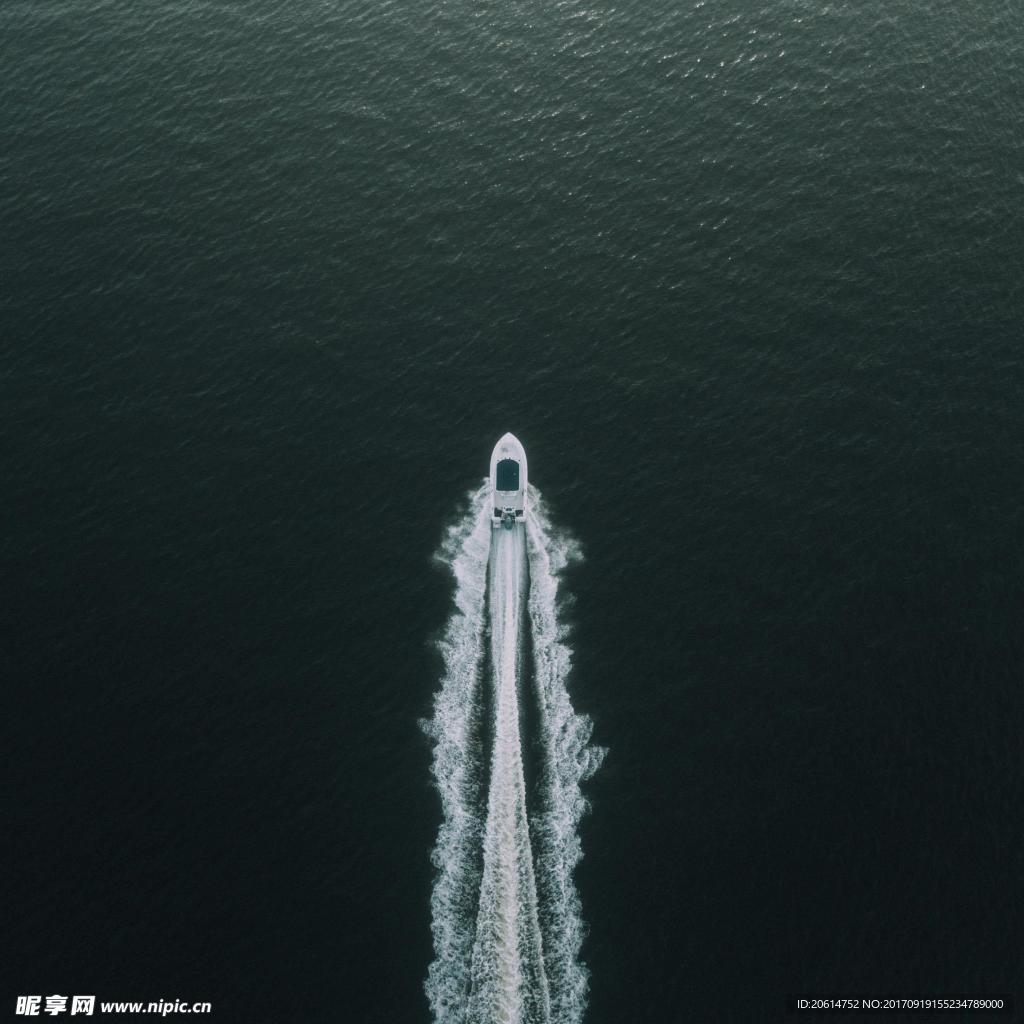 海上疾馳的游艇